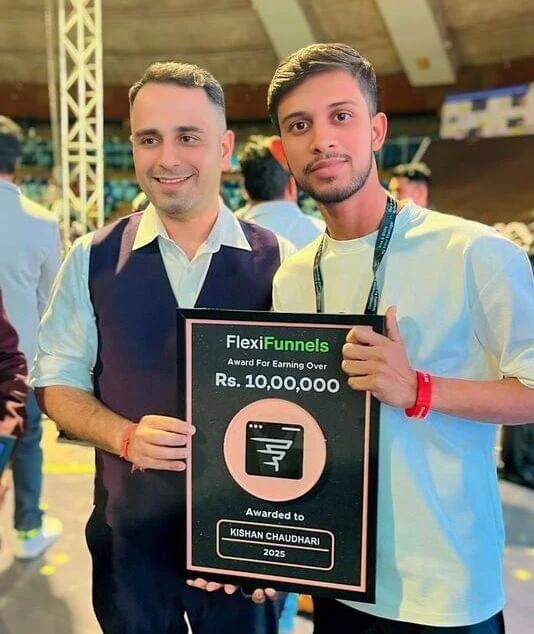 Kishan Chaudhary receiving FlexiFunnels award for earning over Rs. 10,00,000